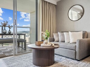 TV - 42F Coastal Chic Retreat -Elegant Oceanview Living (Honolulu)