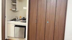 Une cuisine équipée d’un lave-vaisselle, d’un évier et d’une cuisinière.