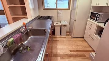 Comfort Villa | Private kitchen | Microwave, stovetop, cookware/dishes/utensils