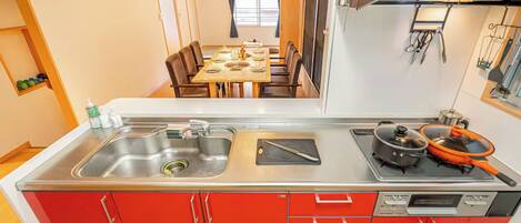 Villa Comfort | Eget kök | Mikrovågsugn, spishäll och grytor/köksredskap