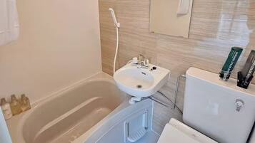 Comfort Double Room | Bathroom | Combined shower/tub, hair dryer, towels, shampoo