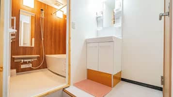 Studio tiện nghi đơn giản | Phòng tắm | Vòi sen/bồn tắm kết hợp, máy sấy tóc, dép đi trong nhà, khăn tắm