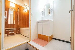 III Comfortable open-plan studio 1 FLOOR | Bathroom | Combined shower/tub, hair dryer, slippers, towels - Asakusa hanabi (Tokyo)