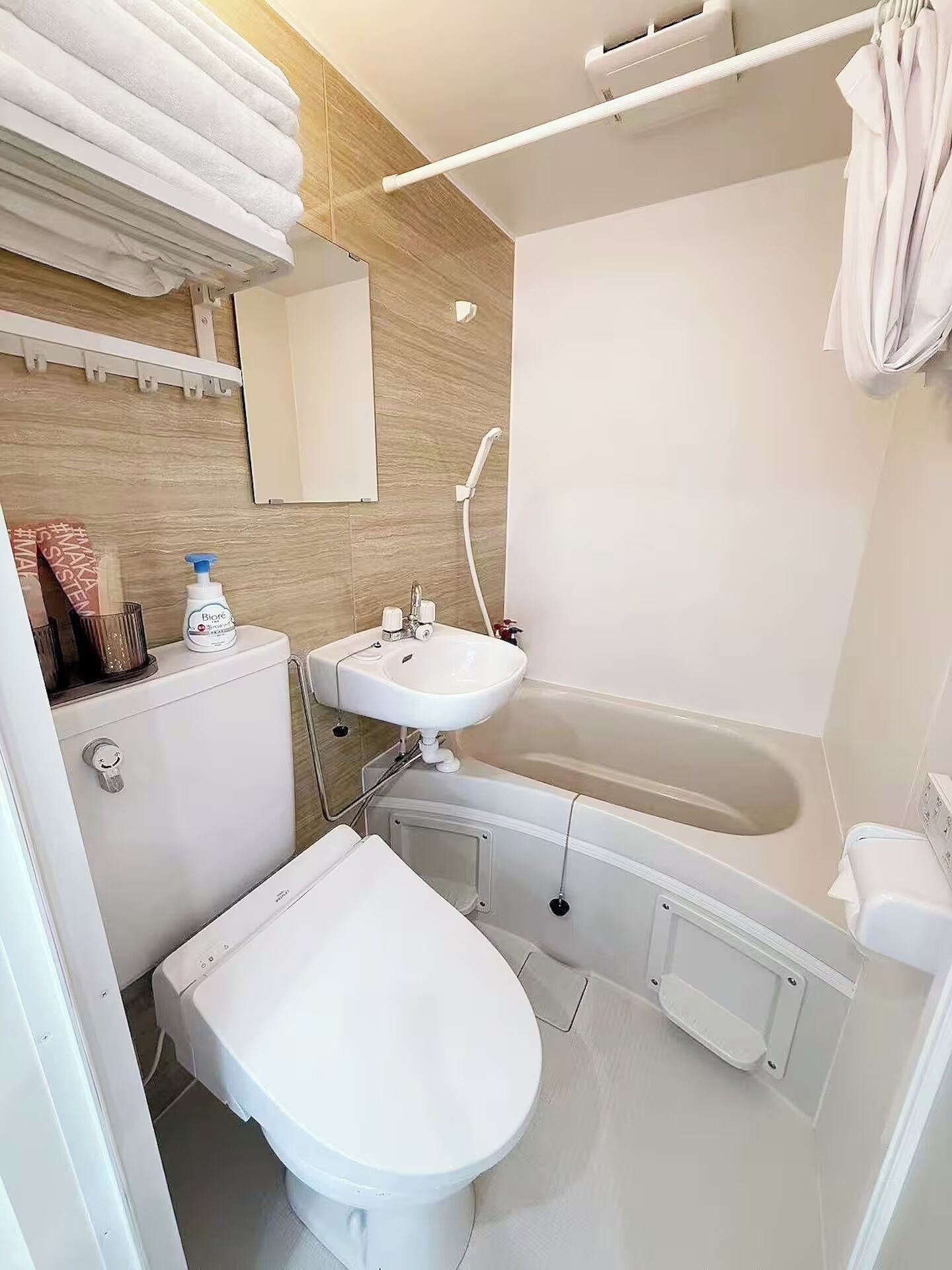 Comfort Twin Room | Bathroom | Combined shower/tub, hair dryer, towels, shampoo