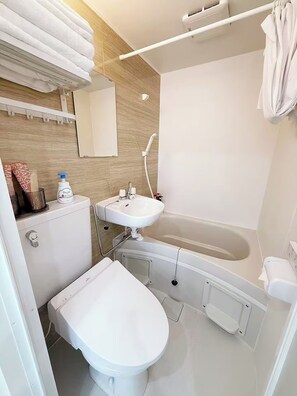 Comfort-Zweibettzimmer | Badezimmer | Duschwanne, Haartrockner, Handtücher, Shampoo