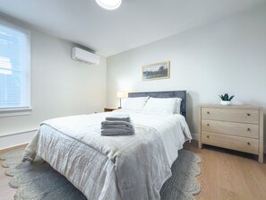 Tabla de planchar con plancha, acceso a internet y ropa de cama 
