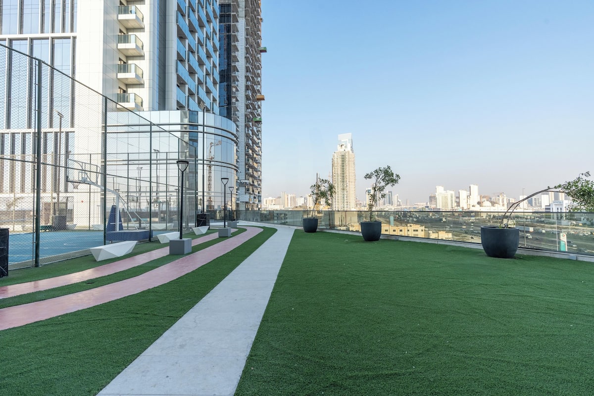 Bàn ủi/dụng cụ ủi quần áo, nôi (giường cho trẻ sơ sinh) miễn phí