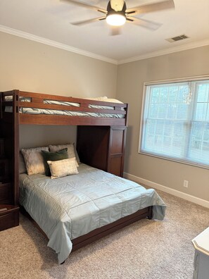4 Schlafzimmer, Bügeleisen/Bügelbrett, WLAN, Bettwäsche