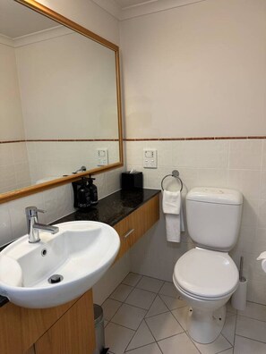 Bathroom - Executive Studio with City Views | Mantra on Queen (Brisbane City)