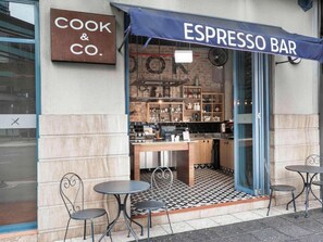 Outdoor dining - Executive Studio with City Views | Mantra on Queen (Brisbane City)