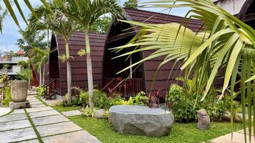 Deluxe Bungalow, Garden View | Property grounds