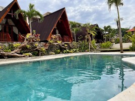 Quarto casal superior, vista para o jardim | Piscina | Piscina externa