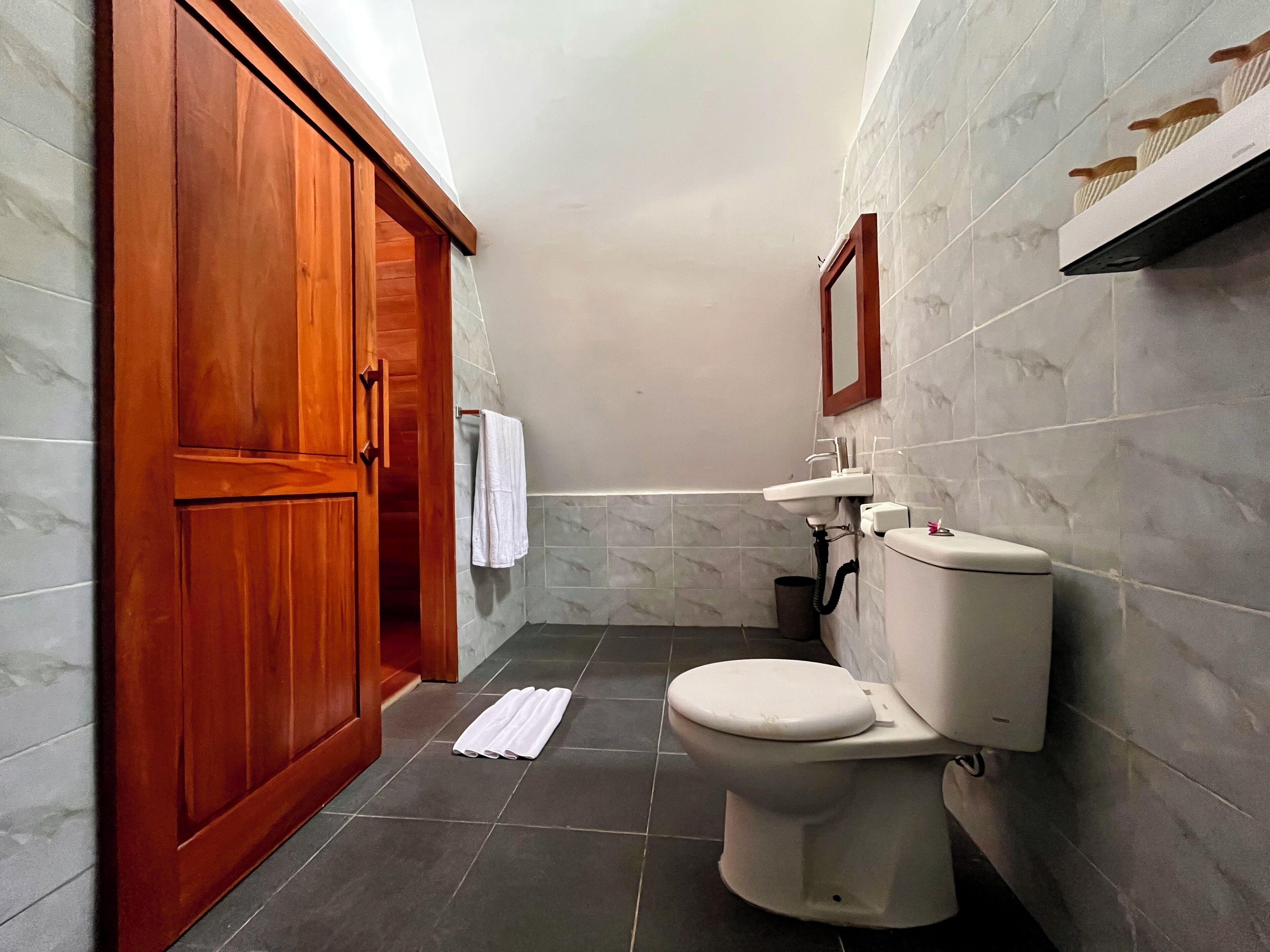 Superior Bungalow, Garden View | Bathroom | Shower, free toiletries, hair dryer, towels