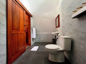 슈피리어 방갈로, 정원 전망 | 욕실 | 샤워 시설, 무료 세면용품, 헤어드라이어, 타월