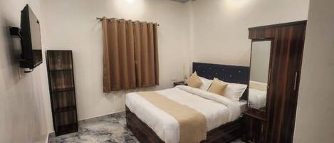 Deluxe Room | Laptop workspace, free WiFi