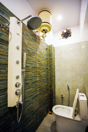 Shower, soap, shampoo, toilet paper - BKV Rooms (Varanasi)