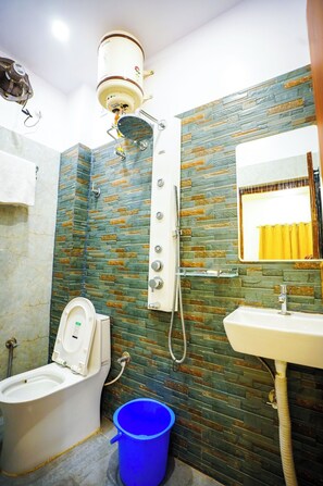 Shower, soap, shampoo, toilet paper - BKV Rooms (Varanasi)