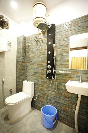 Shower, soap, shampoo, toilet paper - BKV Rooms (Varanasi)