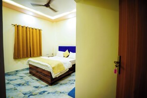 Deluxe Room | Laptop workspace, free WiFi - BKV Rooms (Varanasi)
