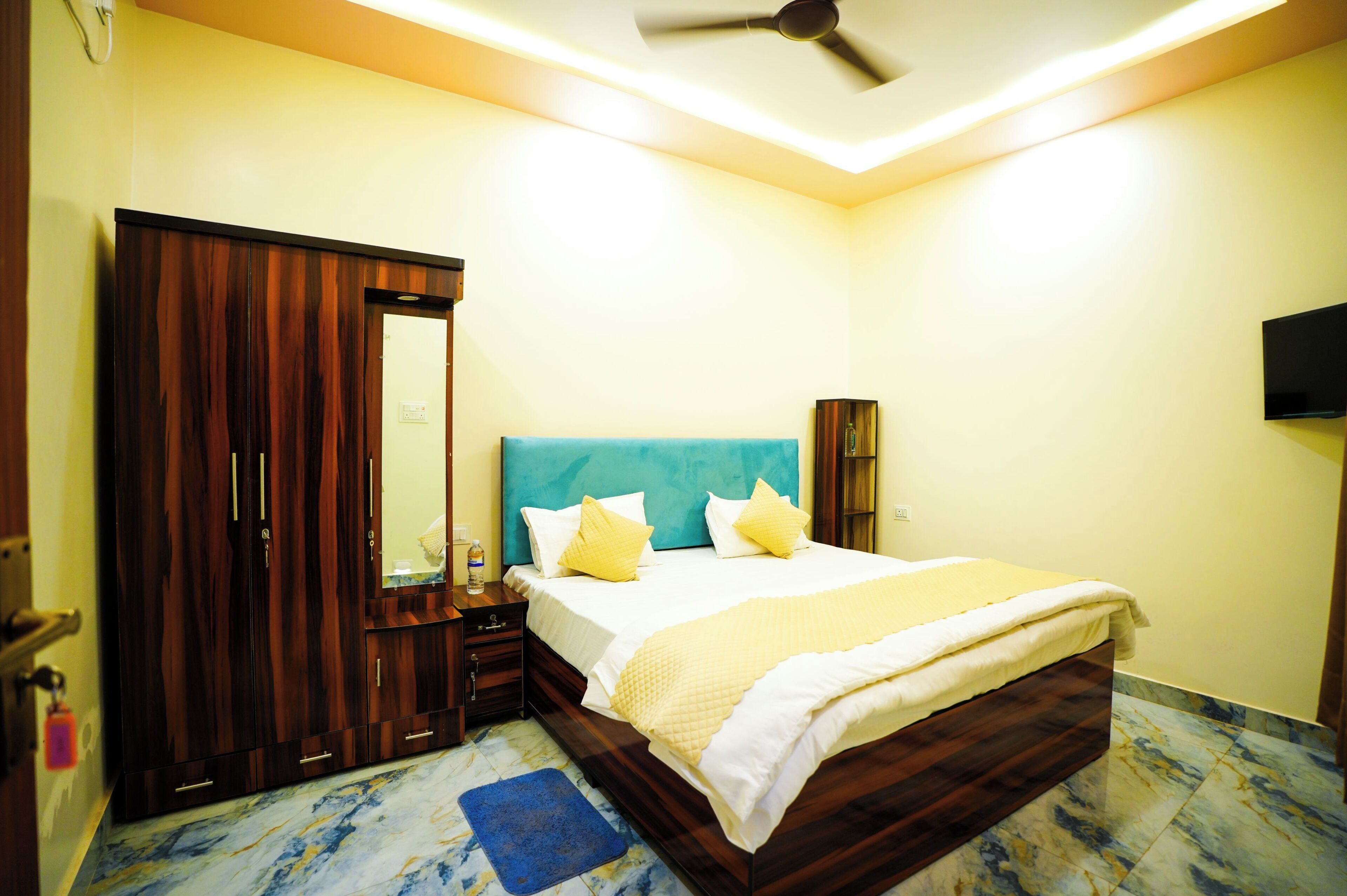 Superior Room, 1 King Bed | Laptop workspace, free WiFi