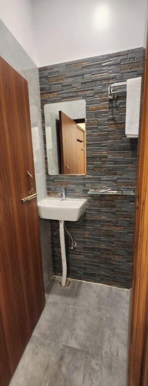 Habitación Deluxe | Baño | Ducha, jabón, champú y papel higiénico