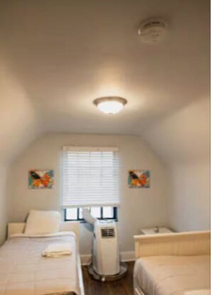 3 bedrooms, free WiFi, bed sheets - Stylish Detroit Stay Close to City Highlights (Detroit)