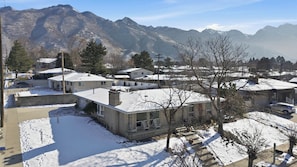 A residential area with houses, a clear sky, and mountains in the background. - Cottonwood Heights Escape/Minutes to Trails & Views (Cottonwood Height)