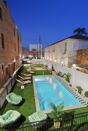 Una piscina al aire libre