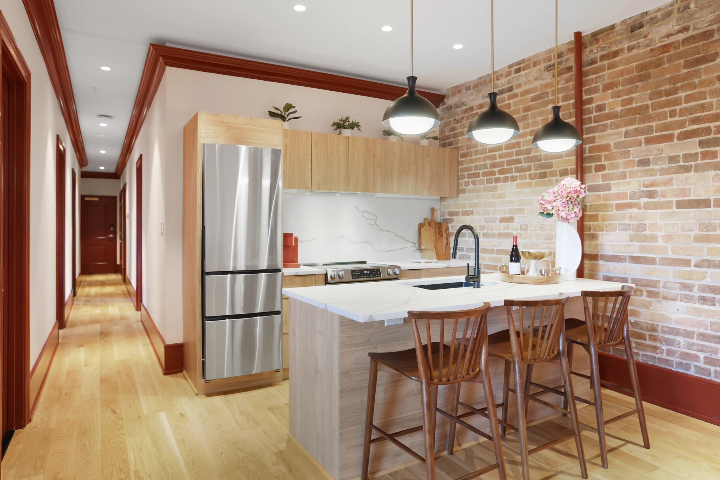 Geladeira, micro-ondas, cooktop, lava-louças