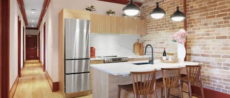 Cafetera y tetera, refrigerador, microondas y parrilla de estufa