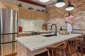 Coffee/tea maker, fridge, microwave, stovetop - The Gisele: 4BR/3BA for 8 | Pool + Streetcar Stop (New Orleans)