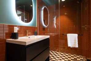 Dusche, Haartrockner, Handtücher, Seife