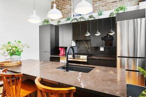 Réfrigérateur, micro-ondes, plaque de cuisson, lave-vaisselle