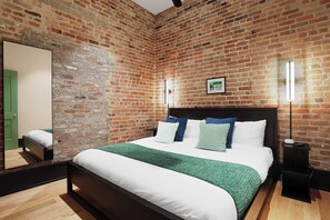 4 bedrooms, iron/ironing board, travel cot, free WiFi - The Gisele: 4BR/3BA for 8 | Pool + Streetcar Stop (New Orleans)