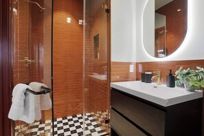 Dusche, Haartrockner, Handtücher
