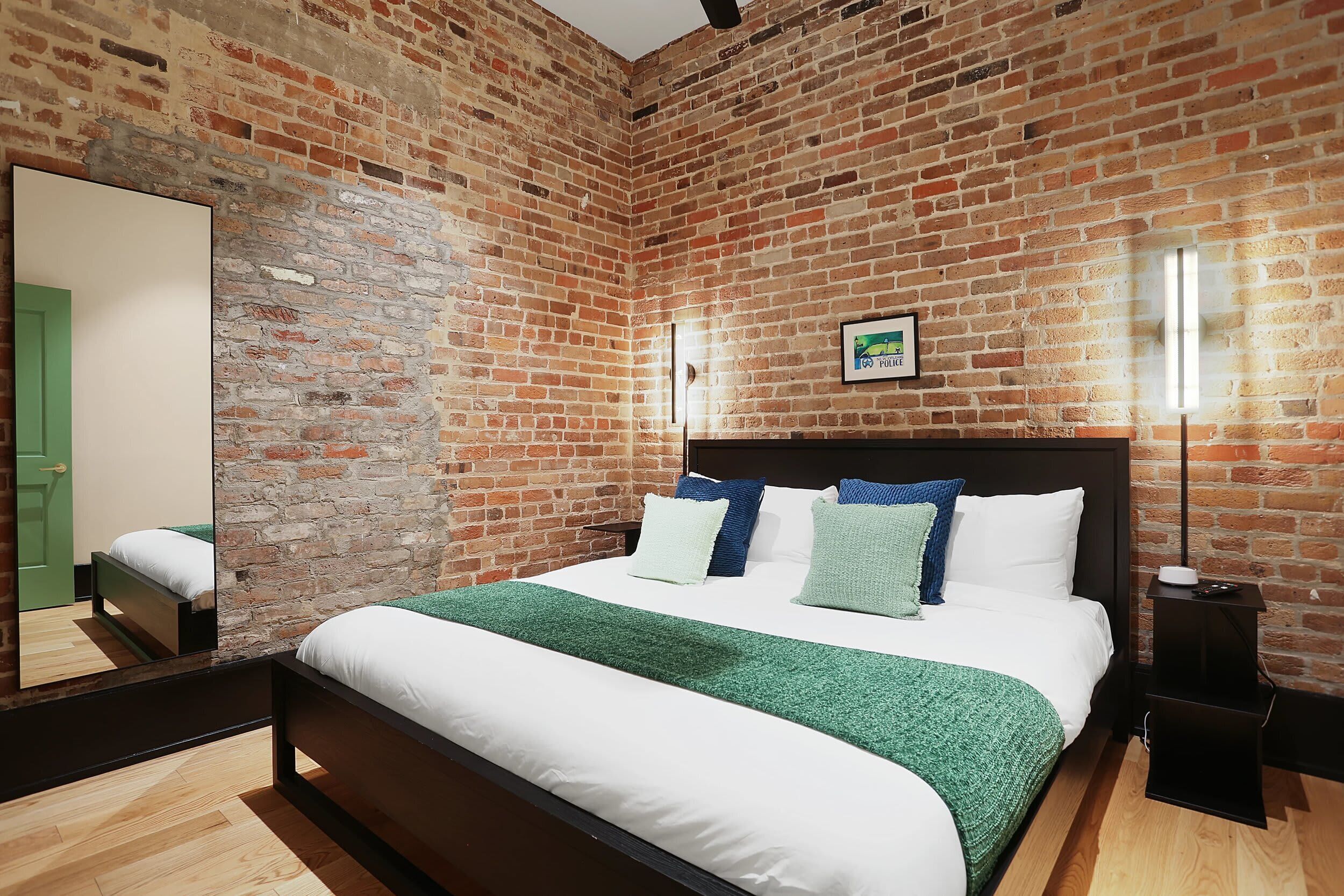 4 habitaciones, tabla de planchar con plancha y cuna de viaje 