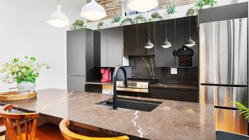 Refrigerador, microondas, parrilla de estufa y cafetera y tetera