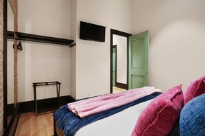 4 bedrooms, iron/ironing board, travel cot, free WiFi - The Gisele: 4BR/4BA for 8 | Pool + Streetcar Stop (New Orleans)