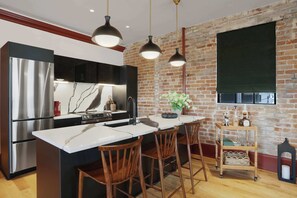 Cafetera y tetera, refrigerador, microondas y parrilla de estufa 
