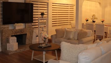 Smart TV, chimenea, videojuegos y futbolito