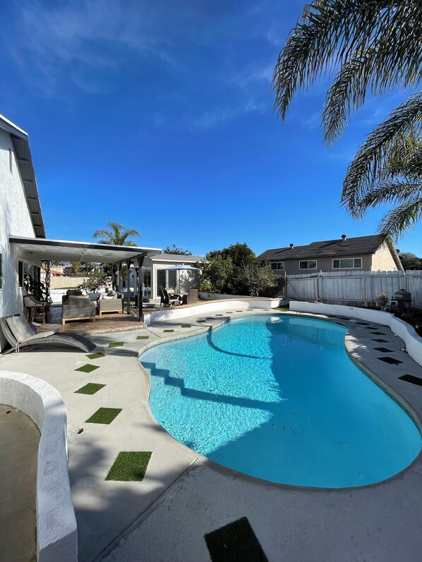 Outdoor pool - Beautiful 4B house with pool in the Bay area, minutes from , Airpot, TJ, beaches (Chula Vista)