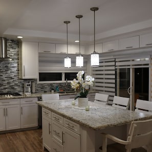 Fridge, microwave, oven, stovetop - Beautiful 4B house with pool in the Bay area, minutes from , Airpot, TJ, beaches (Chula Vista)