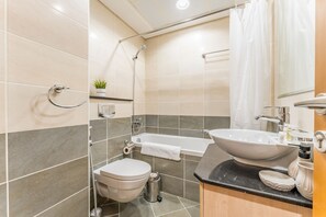 Shower, hair dryer, bidet, towels - Sea View, Short Stroll From Marina Walk and JBR Beach, With Easy Access to Tram and Metro (Dubai)