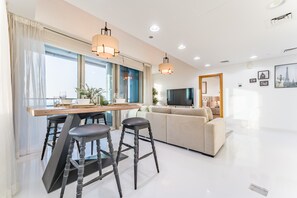 Dining - Sea View, Short Stroll From Marina Walk and JBR Beach, With Easy Access to Tram and Metro (Dubai)