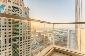 Interior - Sea View, Short Stroll From Marina Walk and JBR Beach, With Easy Access to Tram and Metro (Dubai)