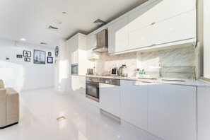 Fridge, microwave, oven, stovetop - Sea View, Short Stroll From Marina Walk and JBR Beach, With Easy Access to Tram and Metro (Dubai)