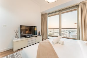 3 bedrooms, in-room safe, iron/ironing board, free WiFi - Sea View, Short Stroll From Marina Walk and JBR Beach, With Easy Access to Tram and Metro (Dubai)
