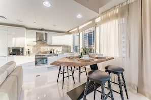 Coffee/tea maker, fridge, microwave, oven - Sea View, Short Stroll From Marina Walk and JBR Beach, With Easy Access to Tram and Metro (Dubai)