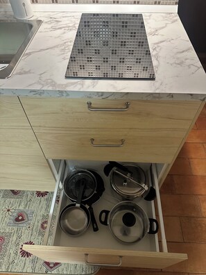 Fridge, oven, stovetop, electric kettle - The small mansion dwelling of constance and marco (Milano)
