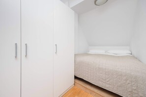 Iron/ironing board, travel cot, WiFi, bed sheets - Functional Studio in the Center | Close to Metro and Railway Station (Warszawa)